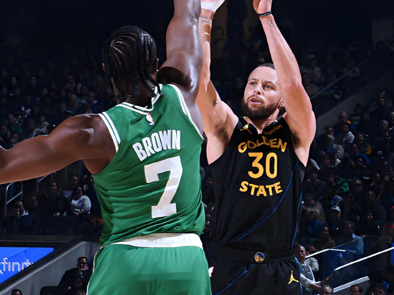 NBA季后赛绿军大胜火箭，取得首胜