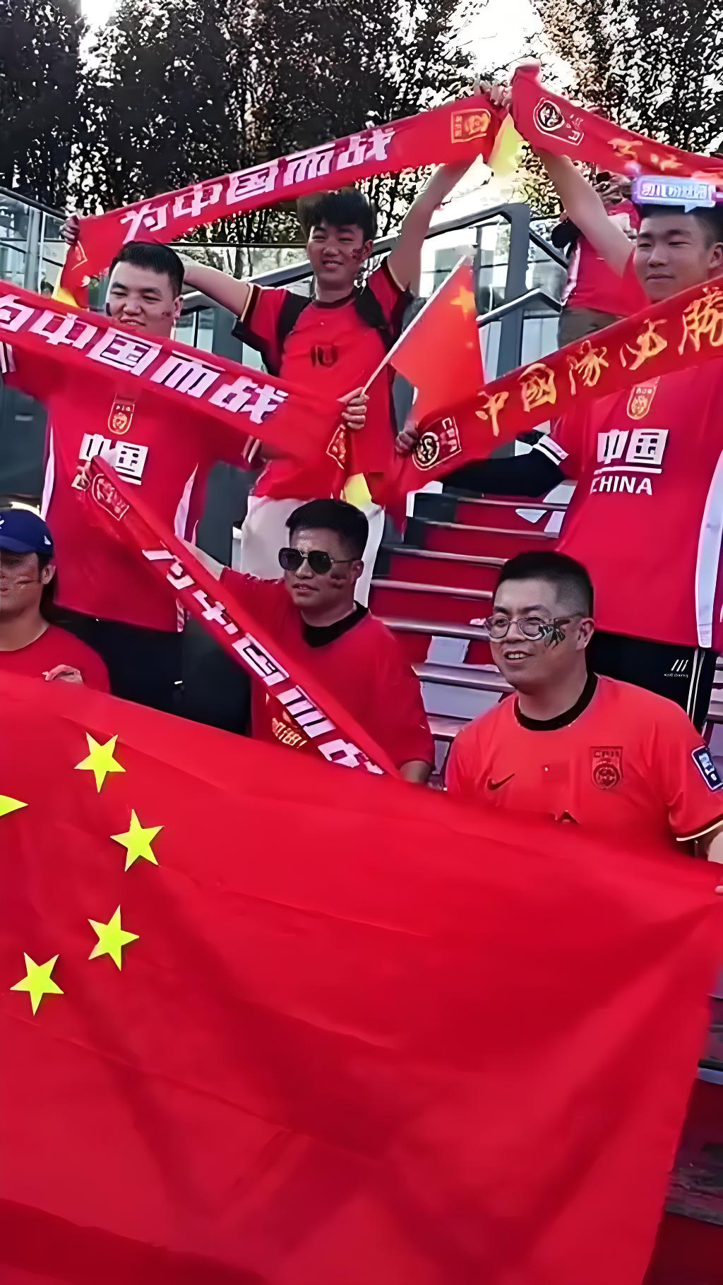 亚洲足球赛事掀起热潮，球迷观战热情高涨