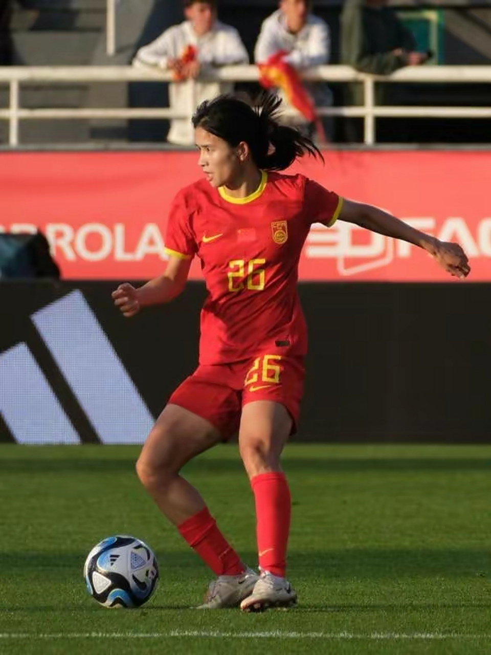 中国女足队员在国际比赛中大显身手