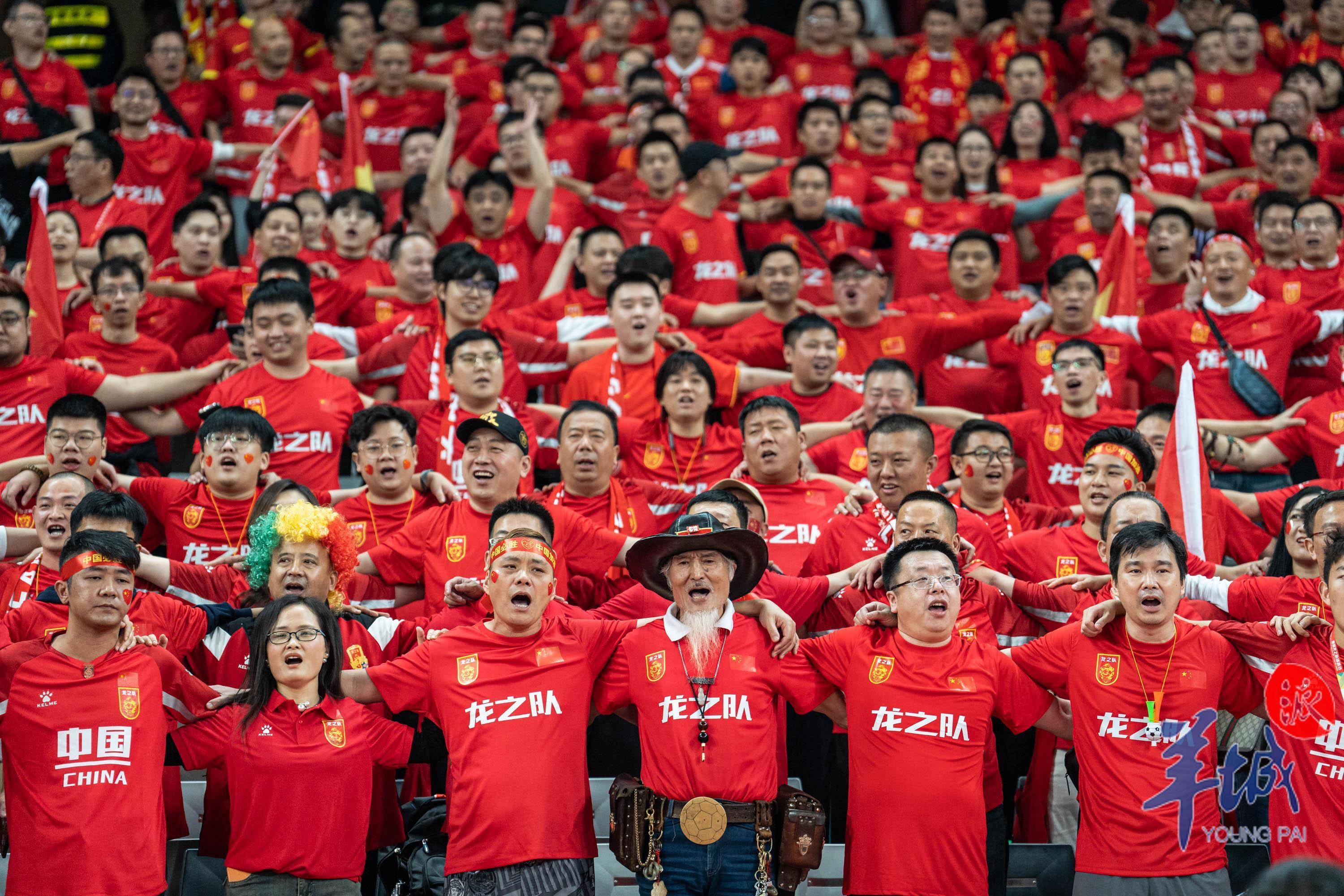 利记平台-足球比赛现场气氛火爆，球迷热情支持
