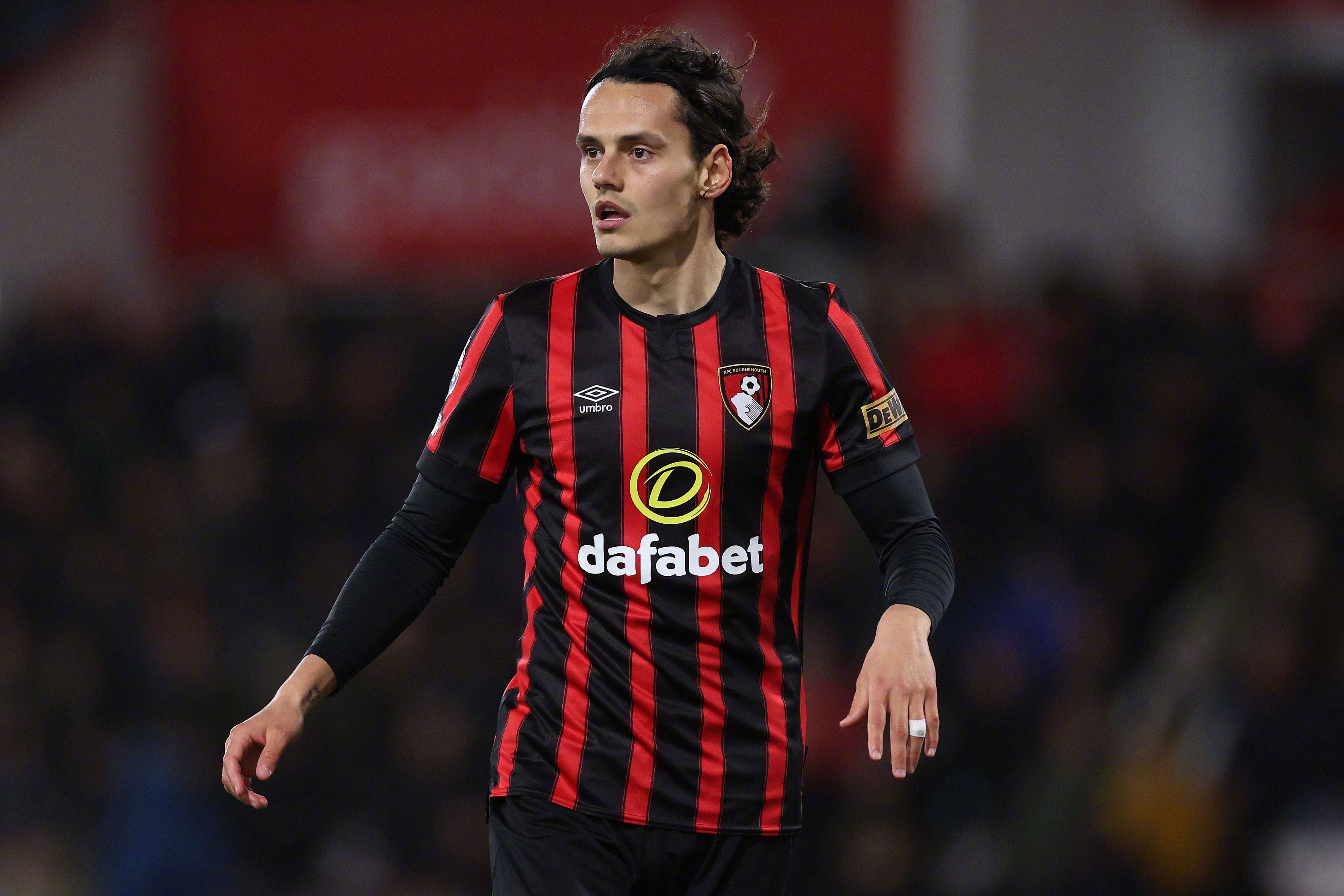 精湛技艺！足球明星在比赛中展现非凡才华