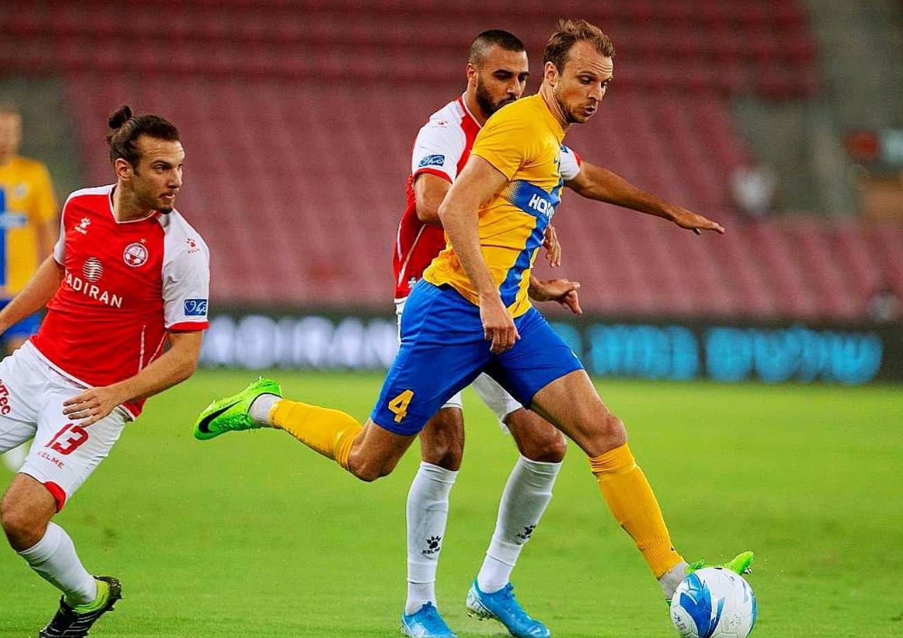 汉诺威96球员完成精彩进球,帮助球队获胜 汉诺威96球员完成精彩进球,帮助球队获胜