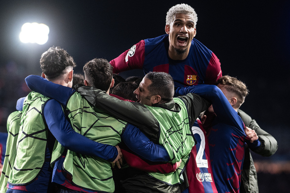 曼联主场惜败巴萨，莫拉塔巴黎客场两球