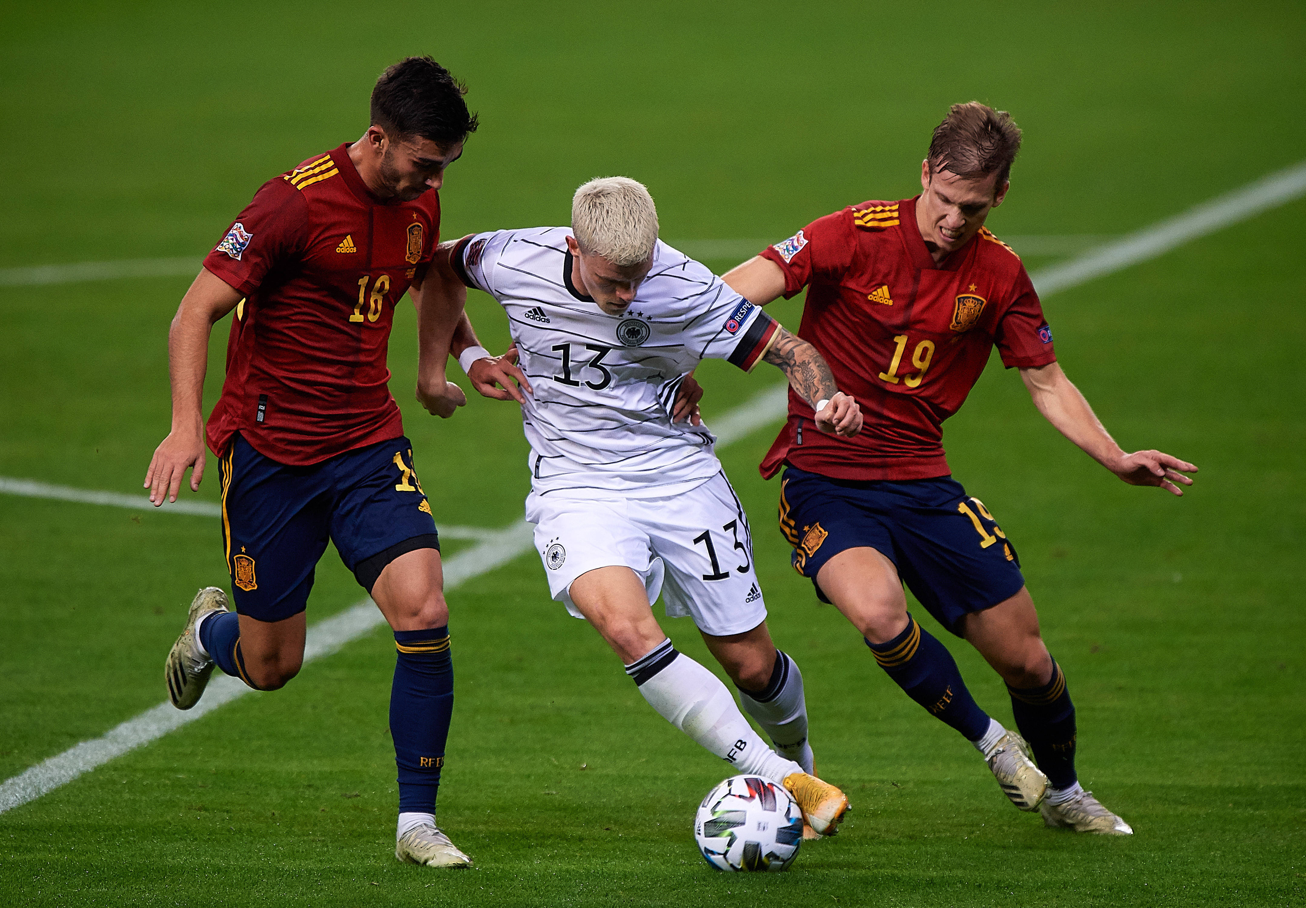 欧洲杯比赛中各队实力对决，争夺晋级机会