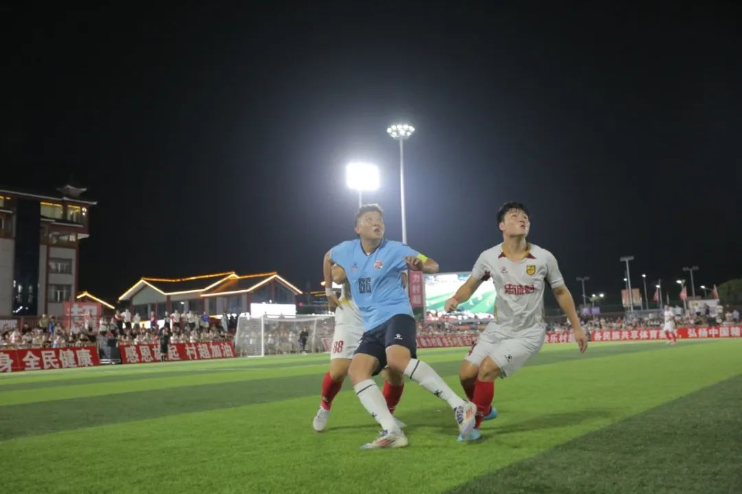 足球比赛现场：球员们奋勇拼搏