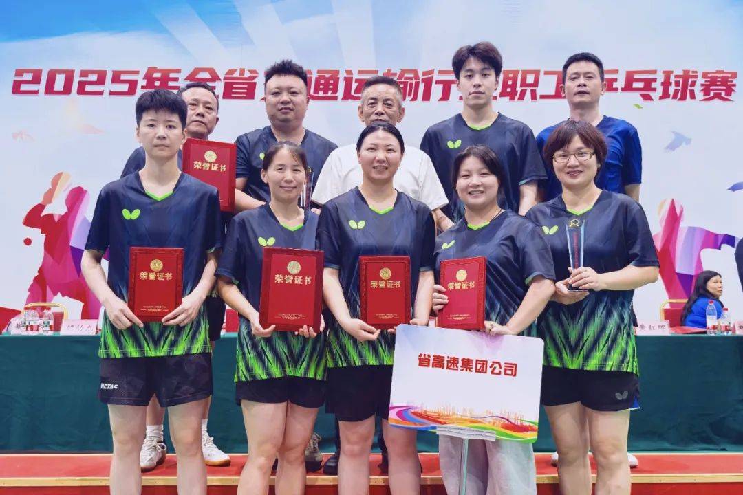 精妙的球技搏杀，球员争分夺秒争夺荣誉