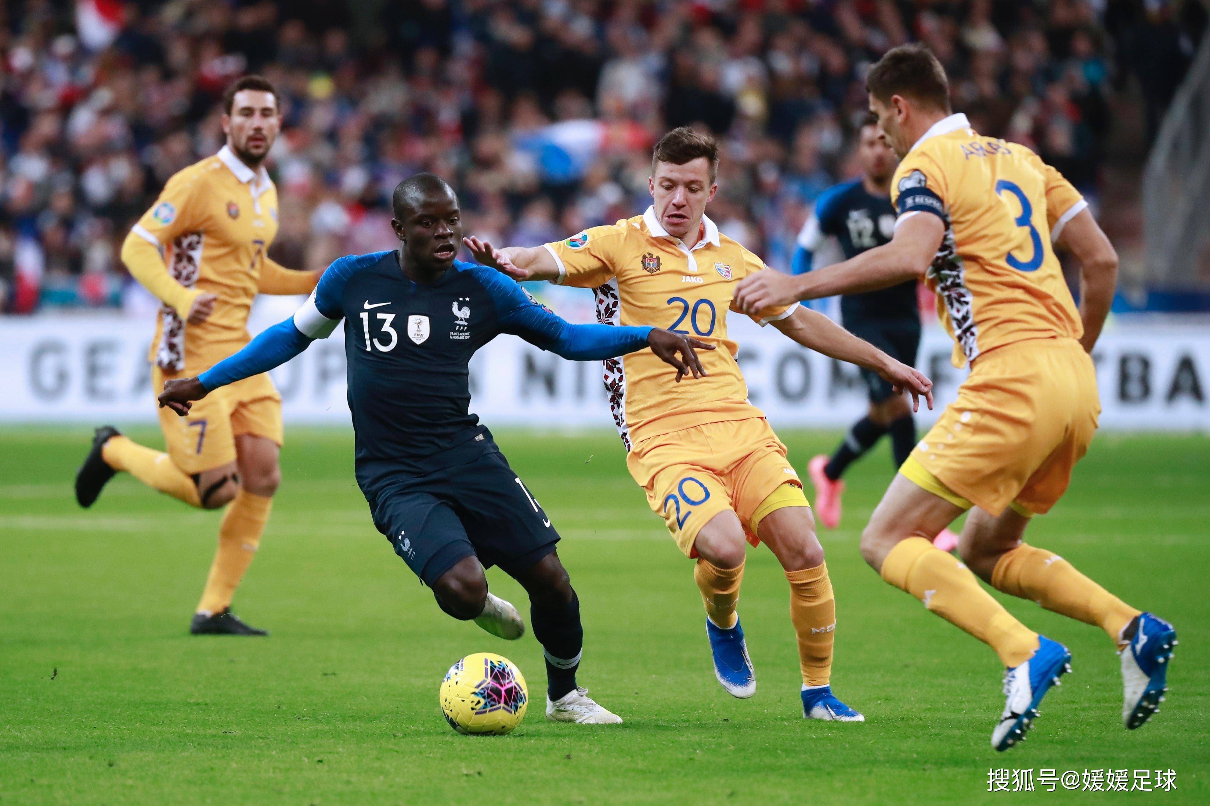 波兰足球比赛中球队势不可挡