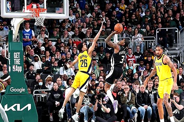 雄鹿队新援在比赛中展现出色 雄鹿队新援在比赛中展现出色