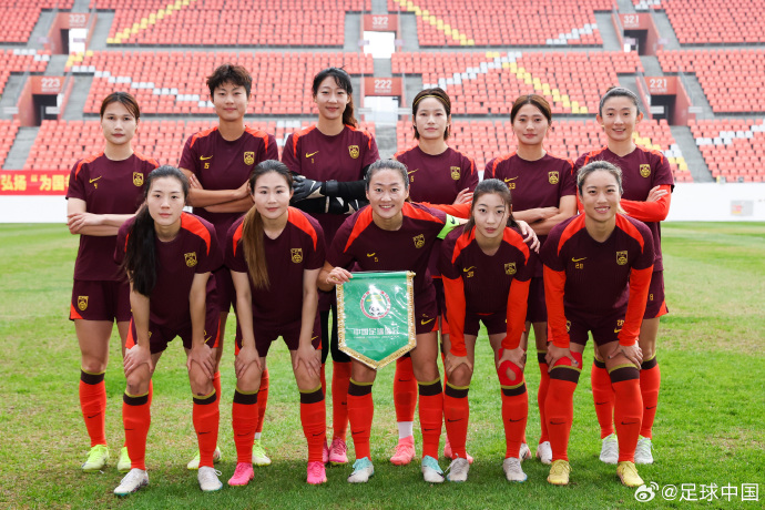 新一轮女子足球比赛开始，球员们备战赛前