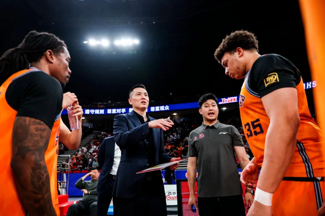 上海男篮队员状态低迷,需提振信心备战 上海男篮队员状态低迷,需提振信心备战