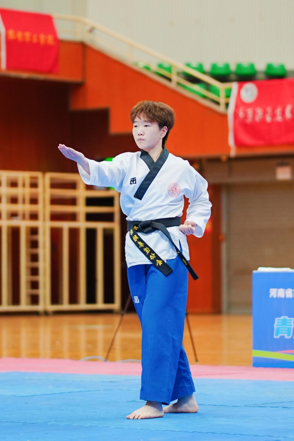 跆拳道女子比赛擂台，韩国选手实力斩获金牌！