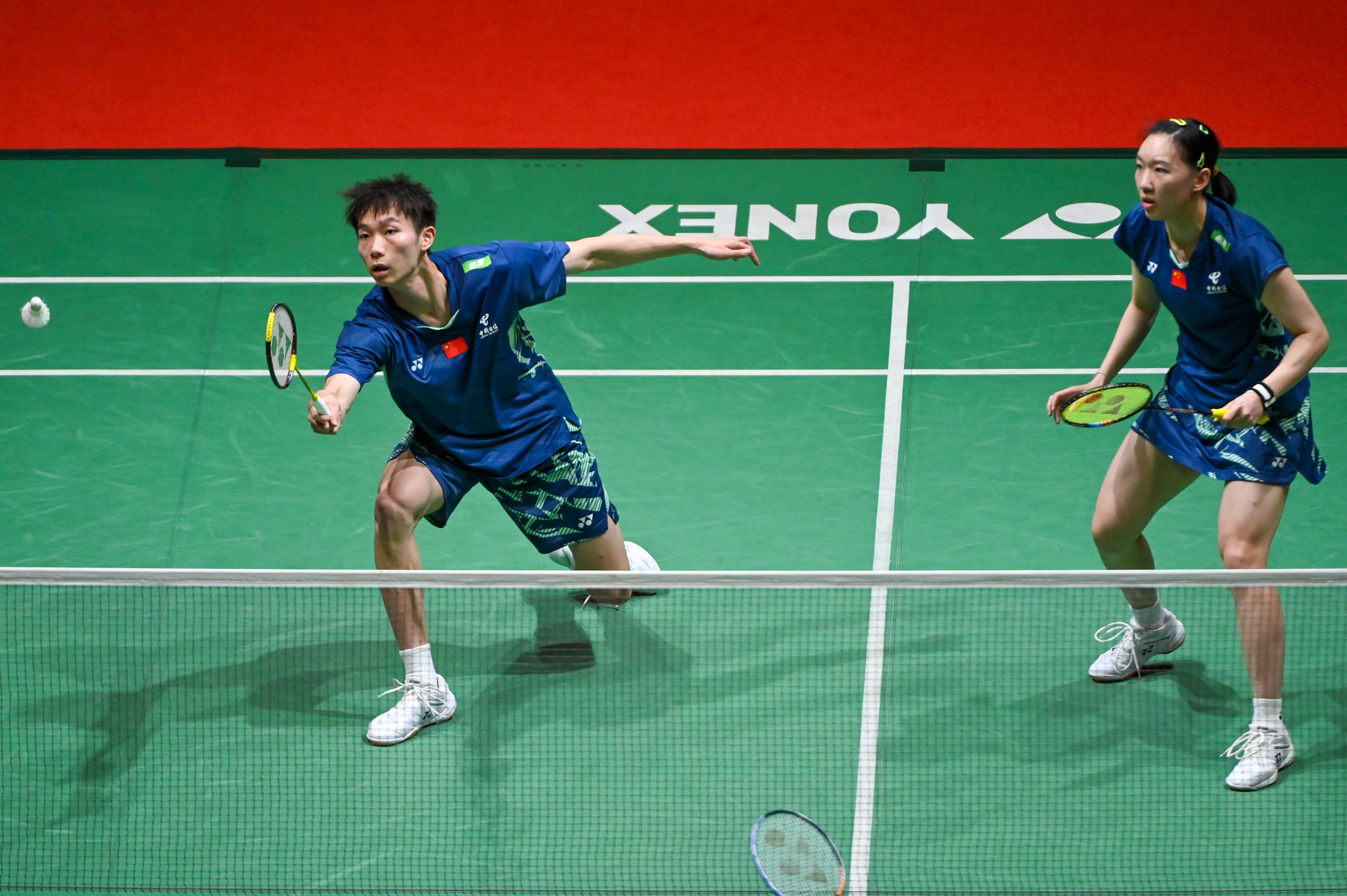 利记平台-羽毛球赛场上的激烈角逐，混双决赛如火如荼