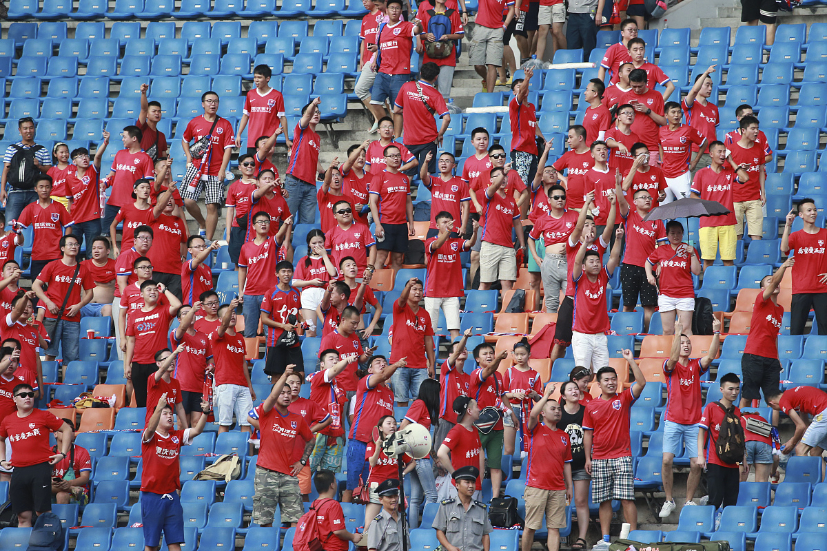 球队在比赛中的不屈精神打动了所有观众的心 球队在比赛中的不屈精神打动了所有观众的心