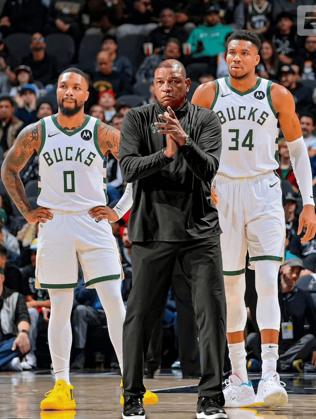 雄鹿队遭遇四连败,球迷担忧战绩下滑 雄鹿队遭遇四连败,球迷担忧战绩下滑