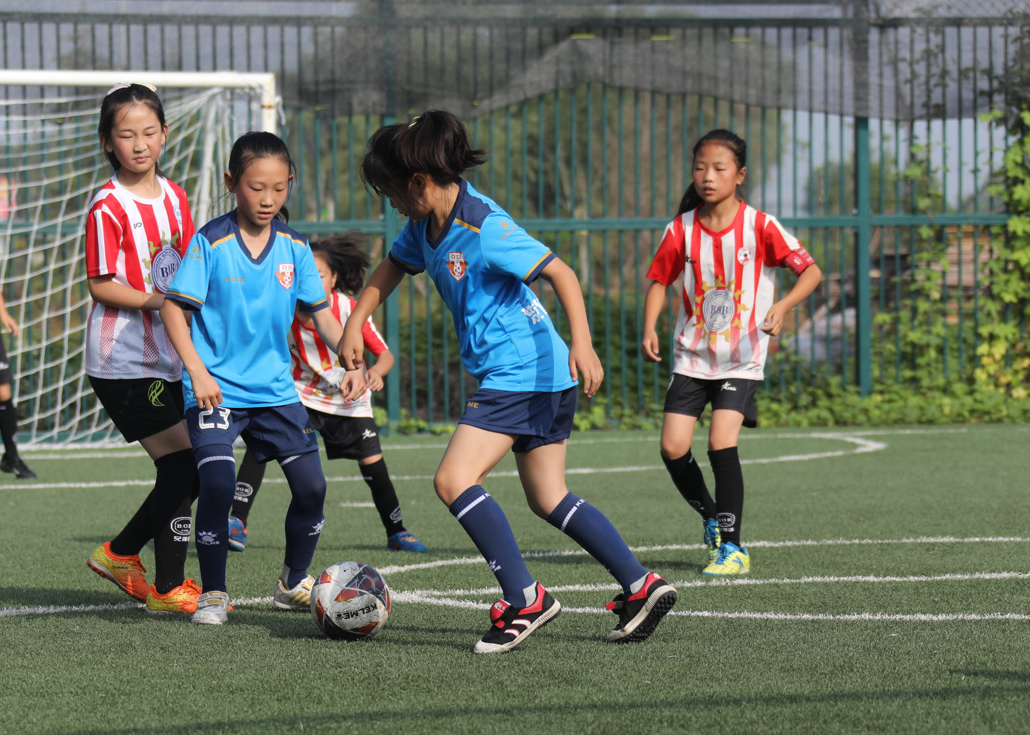 踢出风采!足球明星们在绿茵场上一展身手 踢出风采!足球明星们在绿茵场上一展身手