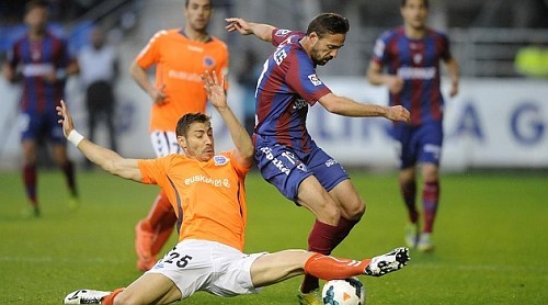 利记-阿拉维斯在客场与埃瓦尔握手言和