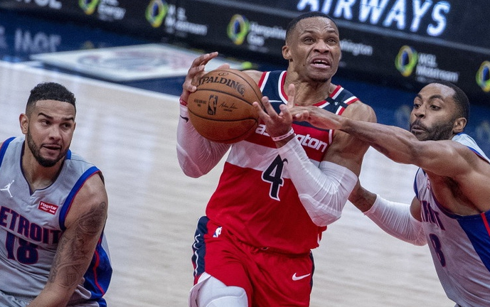 利记官网-克雷费尔徒手抗击，险胜对手成功守住阵地