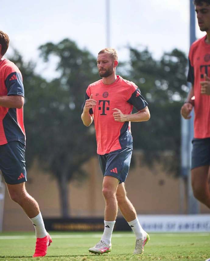 利记官方网站-拜仁慕尼黑球员集体合练，备战重要比赛