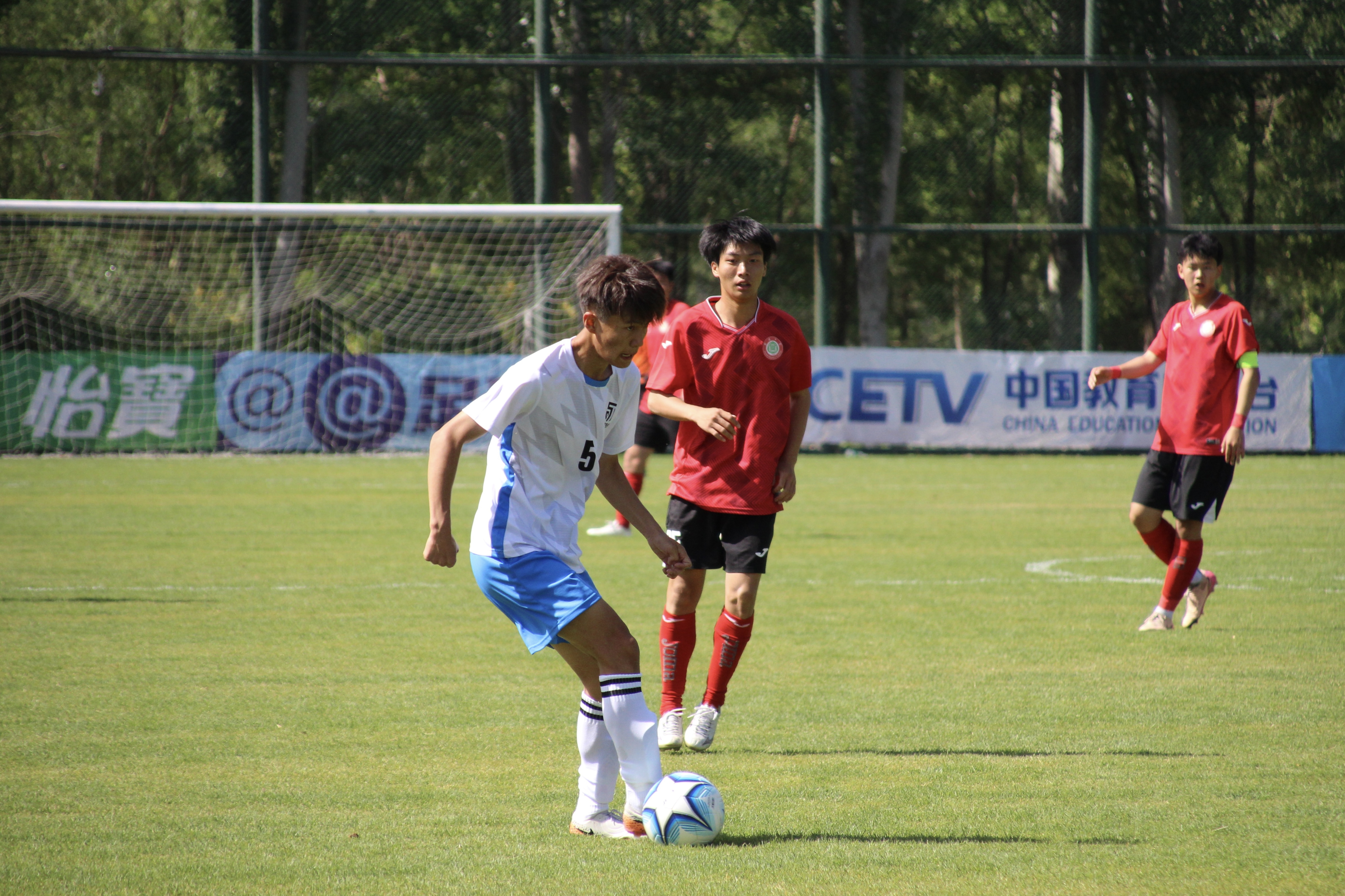 利记-比赛中球队奋力拼搏，取得辉煌胜利