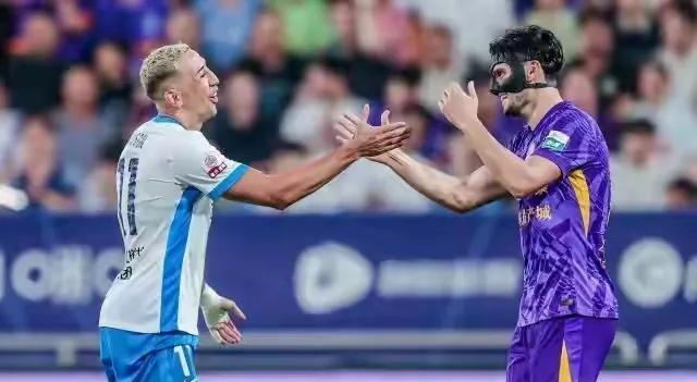 裁判判罚引争议,球迷与球员情绪激动 裁判判罚引争议,球迷与球员情绪激动