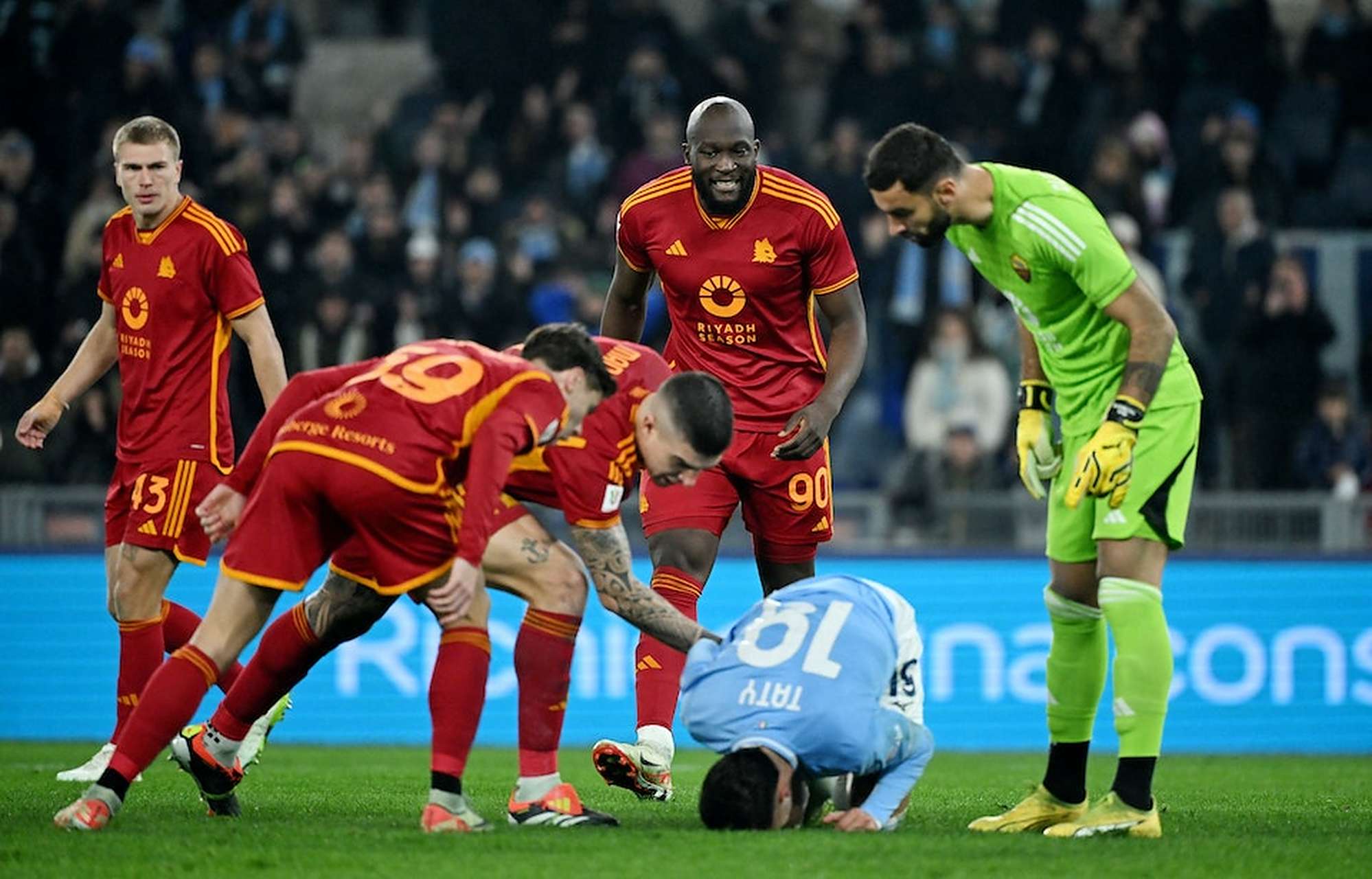 裁判判罚引争议,球迷与球员情绪激动 裁判判罚引争议,球迷与球员情绪激动