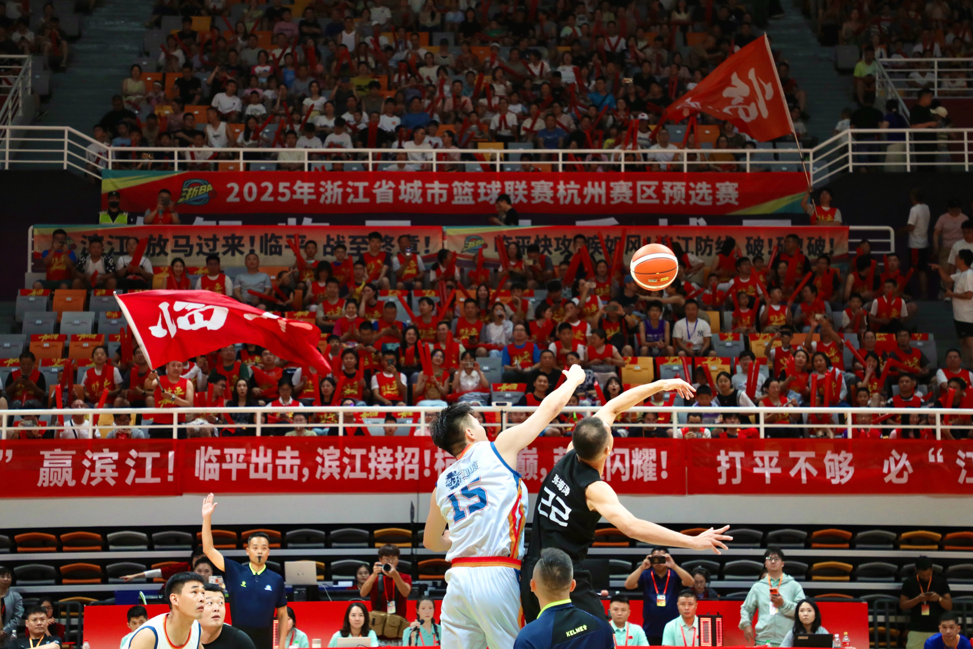 利记官网-逐鹿中原：顶级球队奋勇争先激战正酣