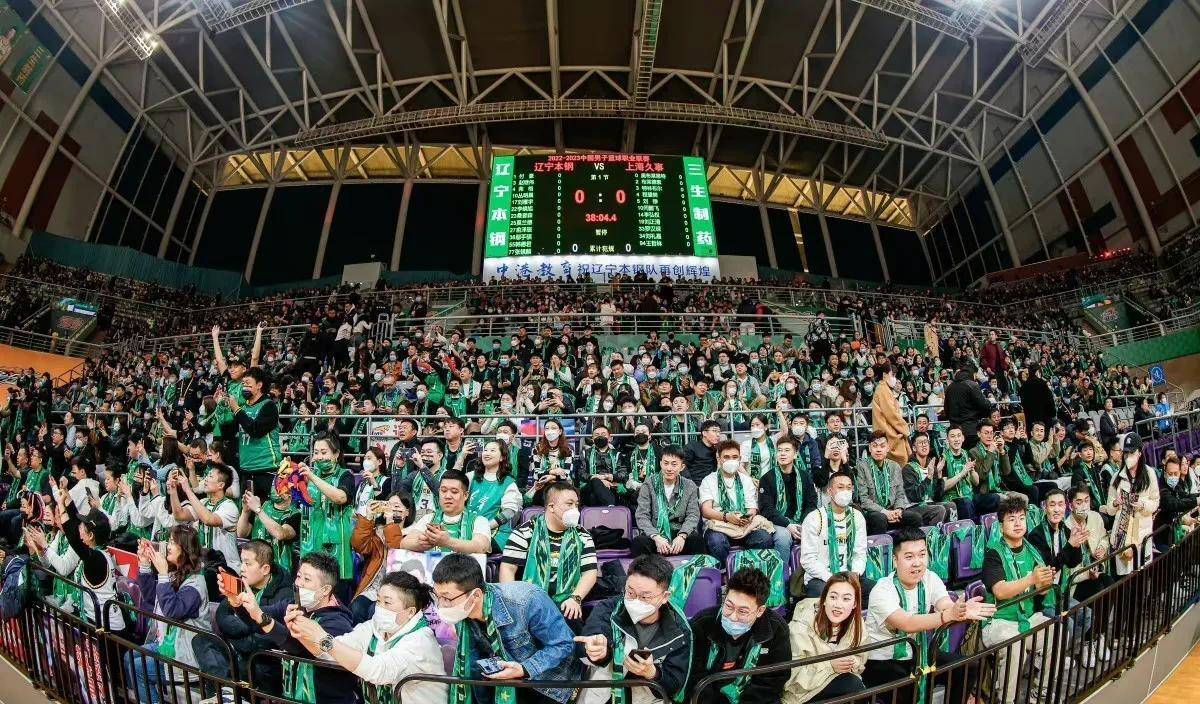 利记官网-比赛现场气氛高涨，球迷们观望未来